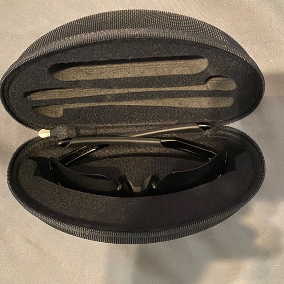 Oakley sunglasses & case - Picture 3 of 3